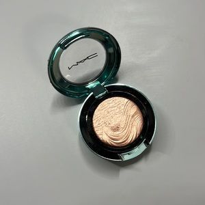 MAC Alluring Aquatic Extra Dimension Eye Shadow in Lorelei